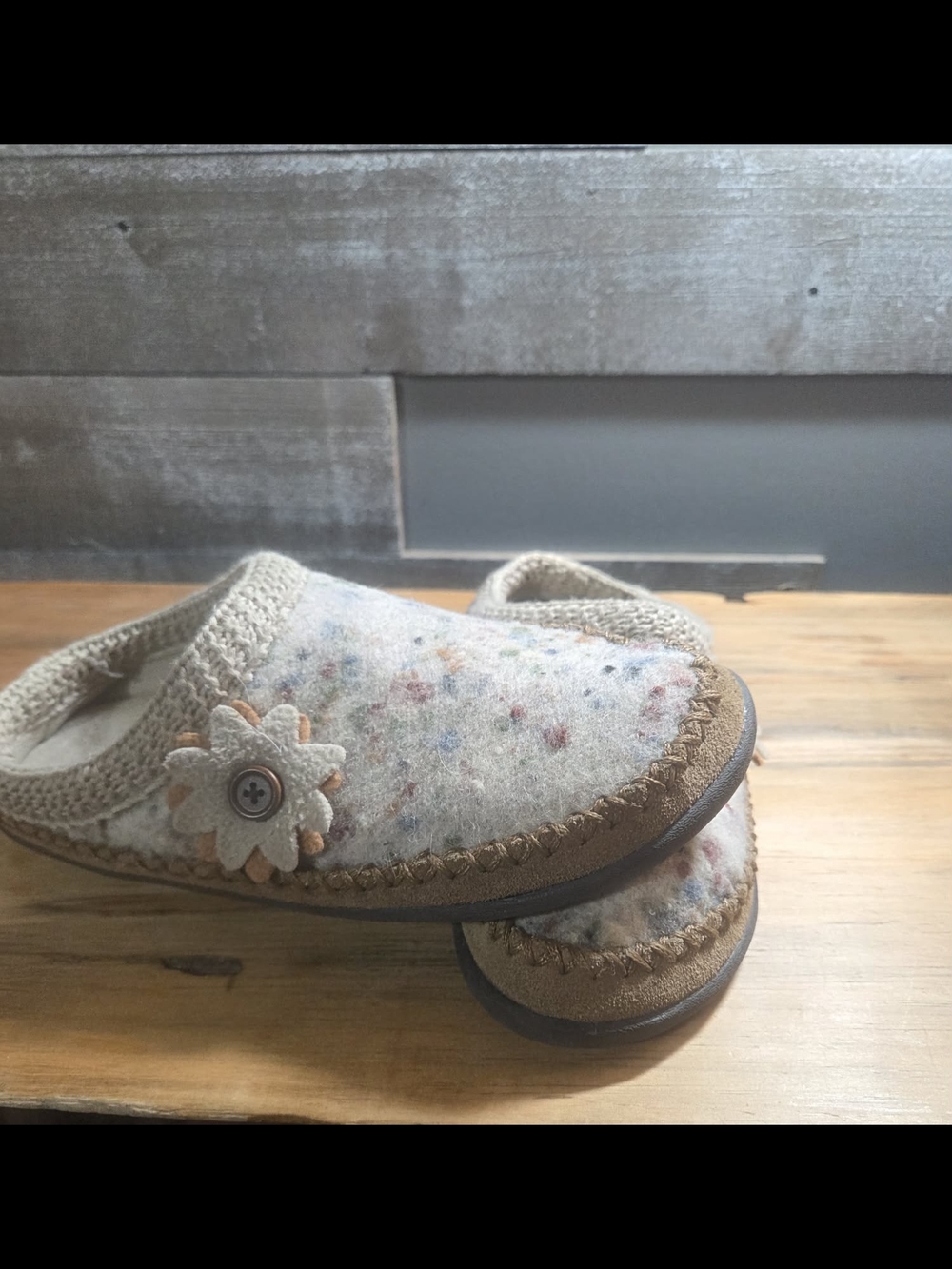 Women's Cream Felt Slip-On Slippers with Flower Accent